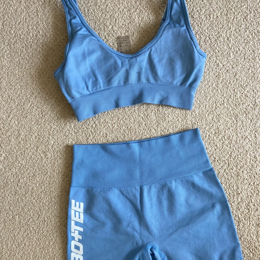 Bo+Tee Seamless Sports Bra and Shorts